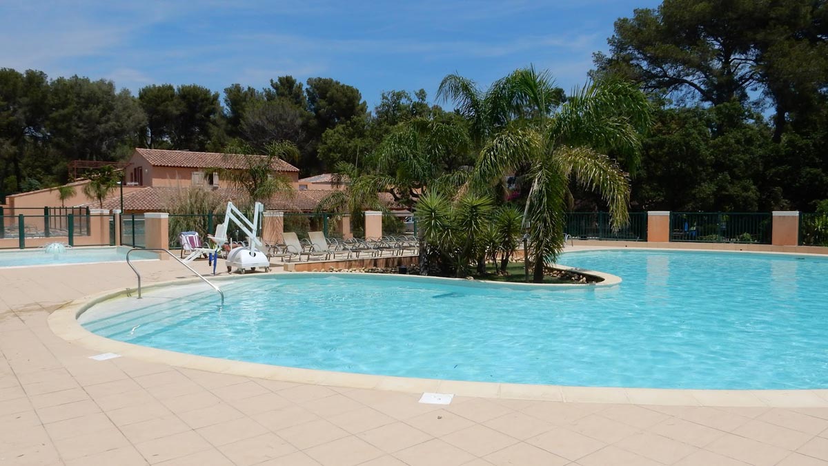 Hyères Accessible PMR Piscine chauffée Adaptée
