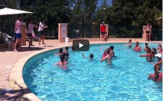 Danse de la piscine parc aquatique du camping