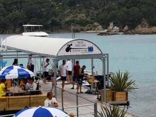 Jet ski Tourisme et Handicap en camping avec Un fauteuil à la mer 