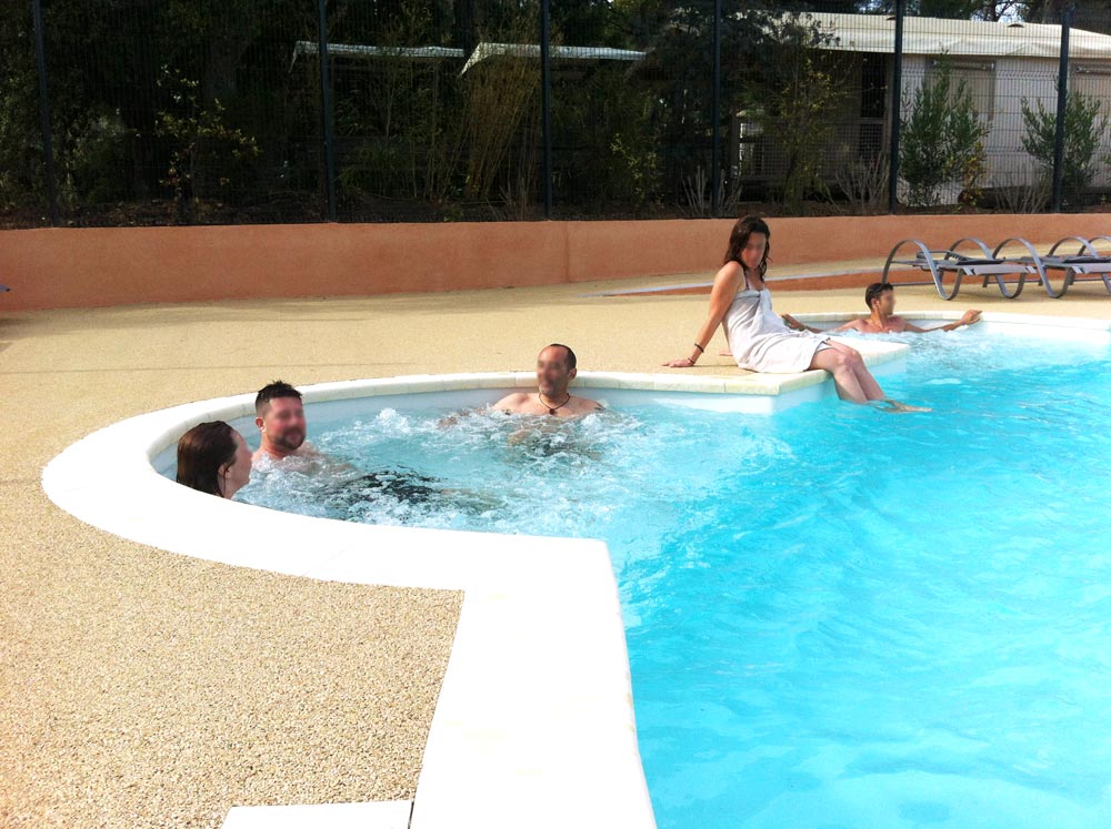 Camping Hyères Piscine chauffée Bain à remous Jacuzzi Spa Solarium Bassins