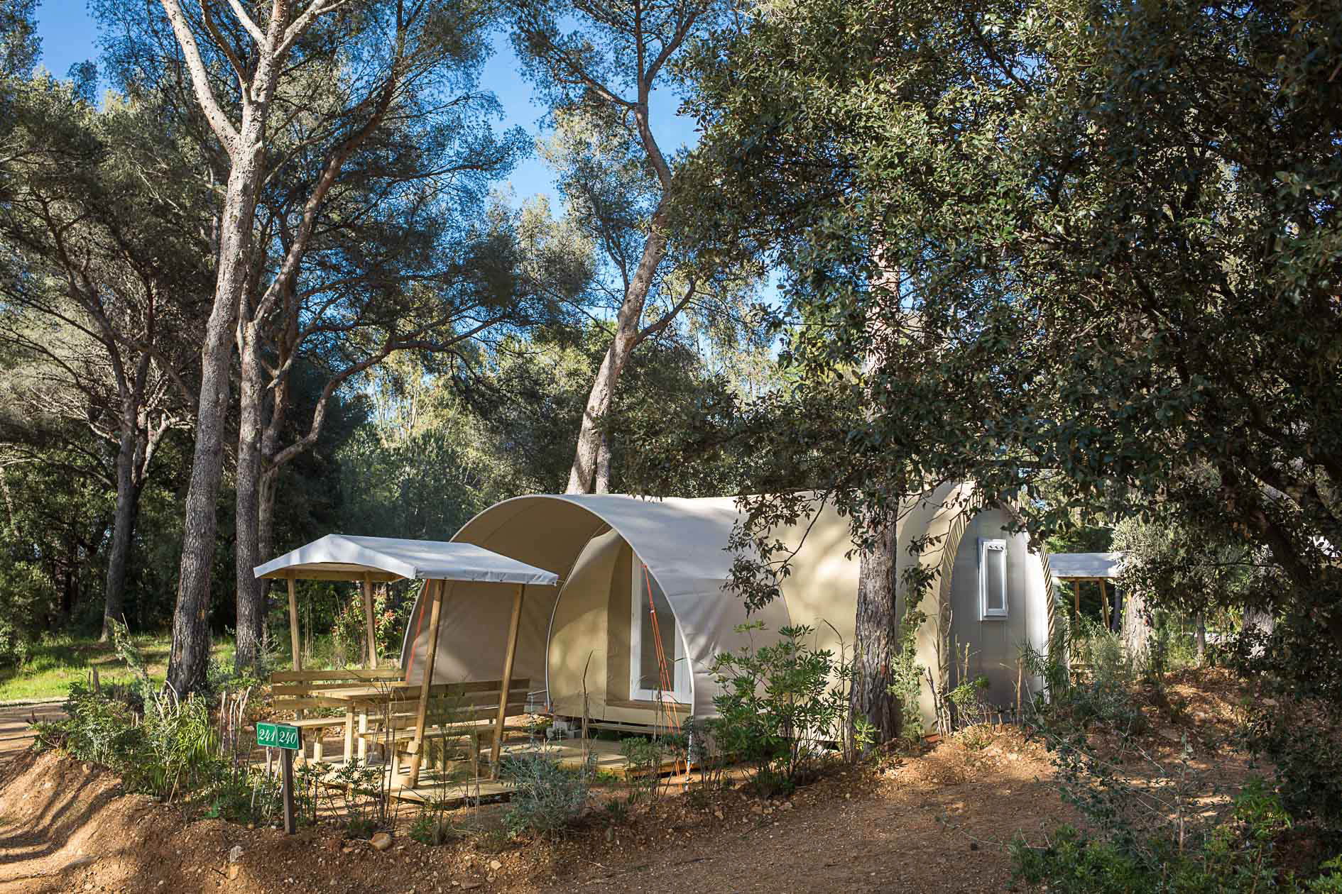 Camping La-Londe-les-Maures, tentes installées et équipées