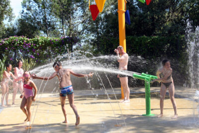 Jeux d'eau pour s'amuser en famille au parc aquatique du camping.