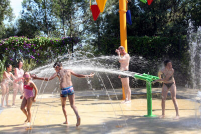 Waterspelletjes in het zwembad om met het hele gezin van te genieten.