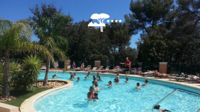 Animation dans la piscine du parc aquatique du camping