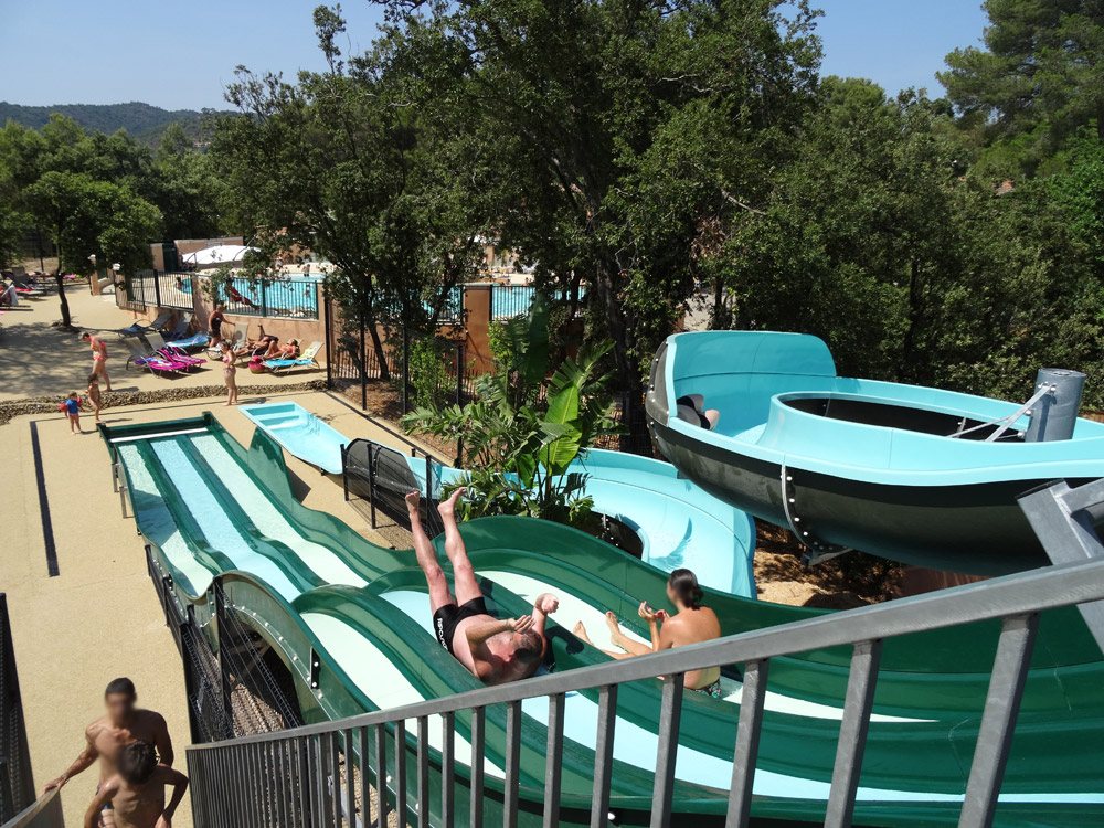 Een zeer groot waterpark met glijbanen en verwarmde zwembaden op camping Les Jardins de La Pascalinette...