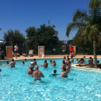 Animation au camping : danse dans la piscine