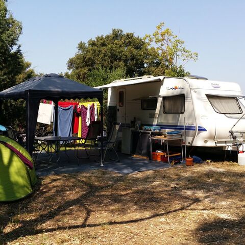 Grands emplacements Premium VIP pour tentes, caravanes et camping-cars