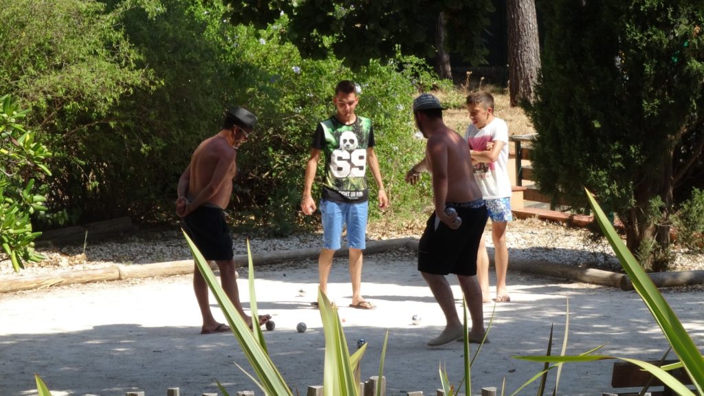 Een wedstrijdje jeu de boules op de 4-sterrencamping Les Jardins de La Pascalinette tussen Hyères en Le Lavandou in de Provence.