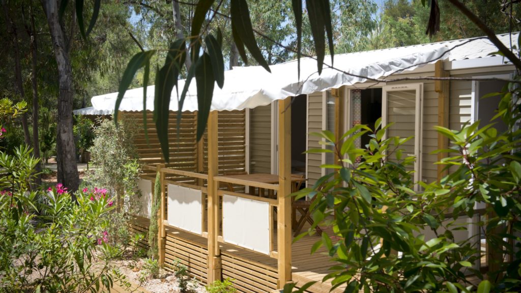 Mobile-home pour 4 personnes en camping 4 étoiles dans le Var.