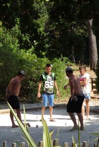 Pétanque et animations nature en famille au camping