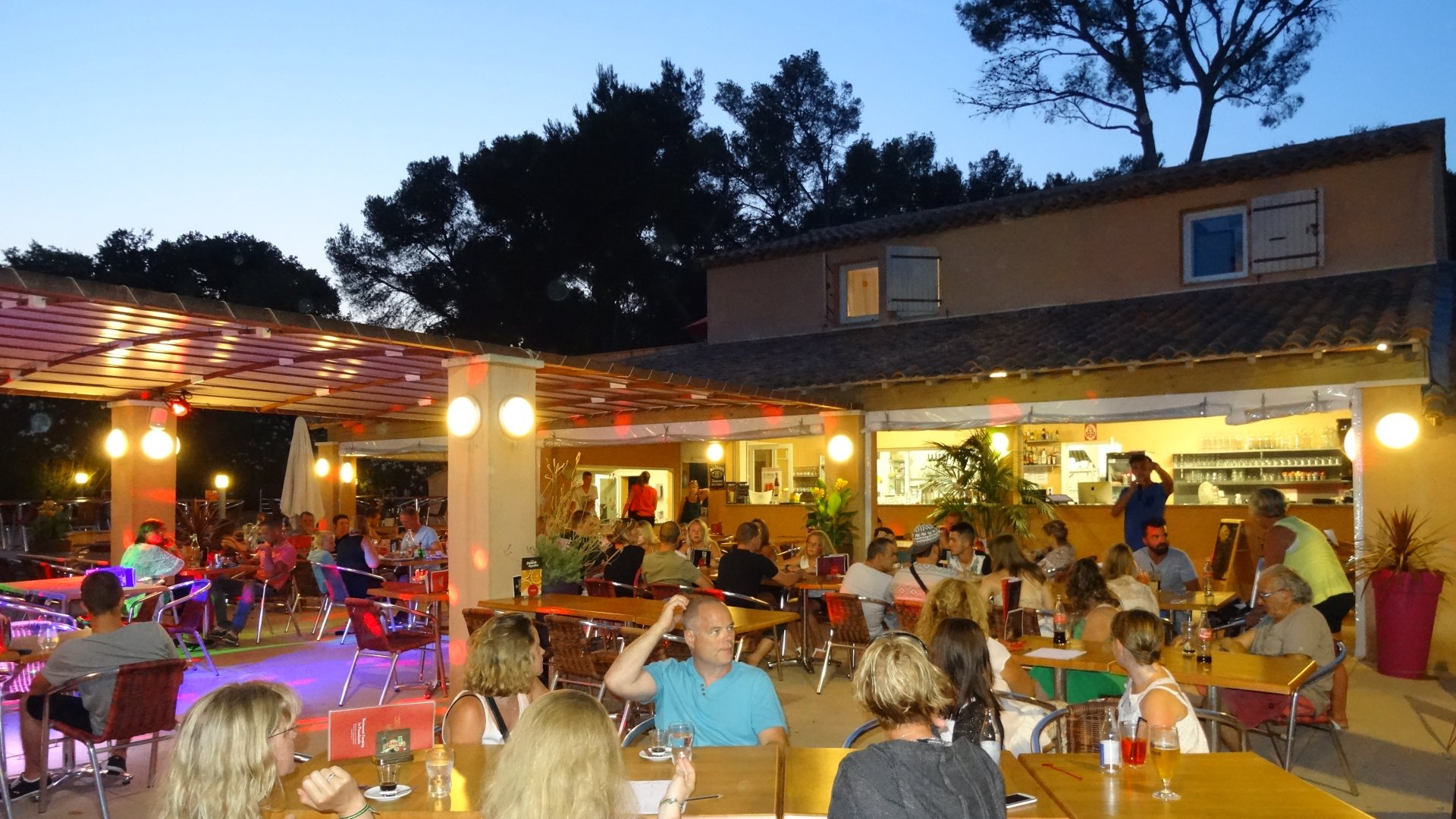 Terrasse du restaurant du camping dans le Var