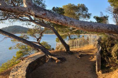 Panorama sur les iles d'Or dans le Var Randonnée le long du littoral méditerranéen
