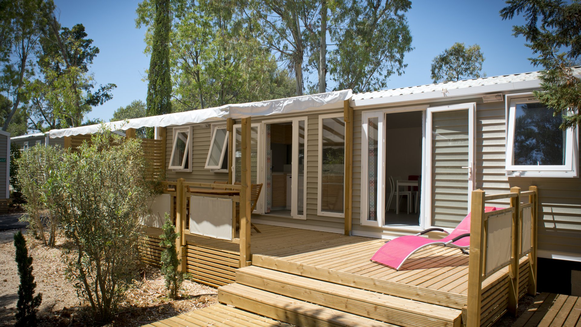 Mobile-home haut de gamme avec air conditionné en camping 4 étoiles dans le Var