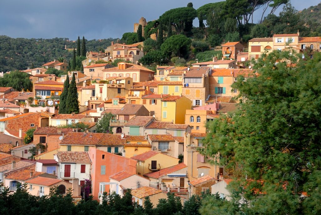 Het dorp Bormes-les-Mimosas op 15 minuten van 4-sterrencamping Les Jardins de La Pascalinette aan de Côte d’Azur