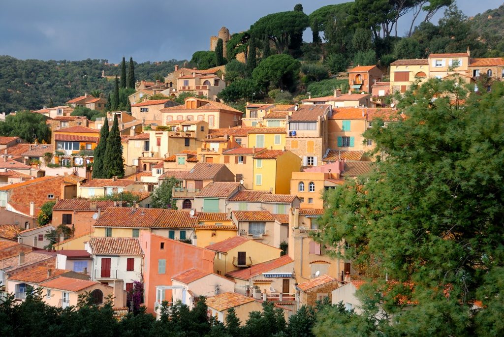 Bezoek aan de Provence Bormes les Mimosas Het dorp Bormes-les-Mimosas op 15 minuten van 4-sterrencamping Les Jardins de La Pascalinette aan de Côte d’Azur