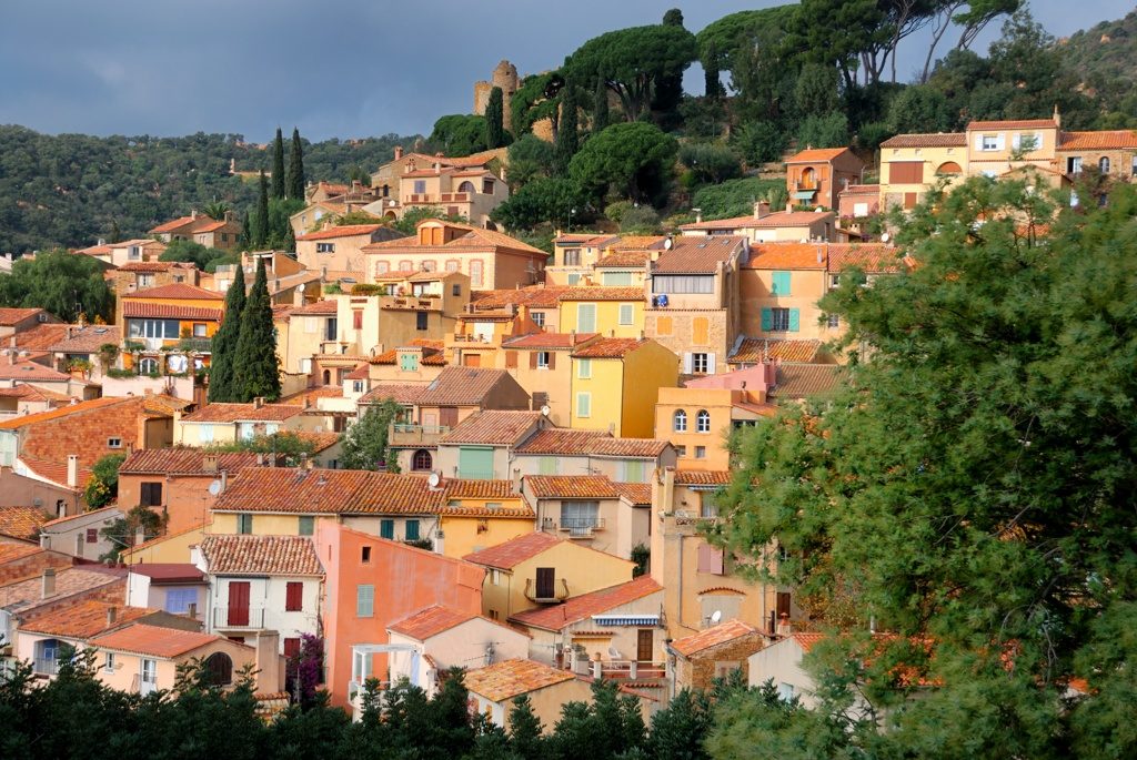 Das Dorf Bormes-les-Mimosas liegt nur 15 Minuten vom Camping****- Les Jardins de La Pascalinette in La Londe entfernt.