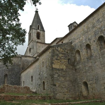 Tourisme spirituel : l'Abbaye du Thoronet depuis le camping