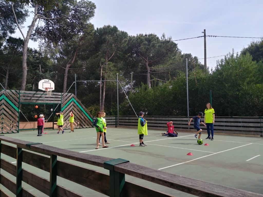 Freundschaftliches Fußballspiel mit Kindern auf dem Campingplatz