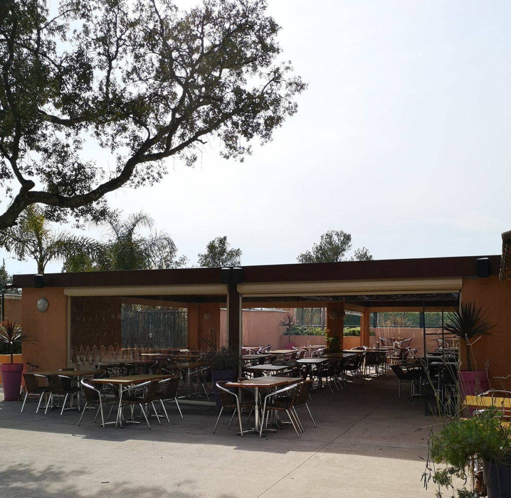 Terrasse ombragée du restaurant du camping