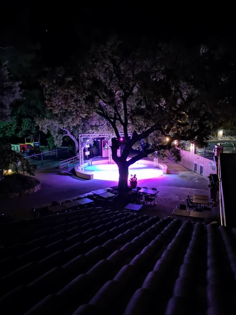 Mieux qu'en boîte de nuit, la piste de danse de plein air au camping