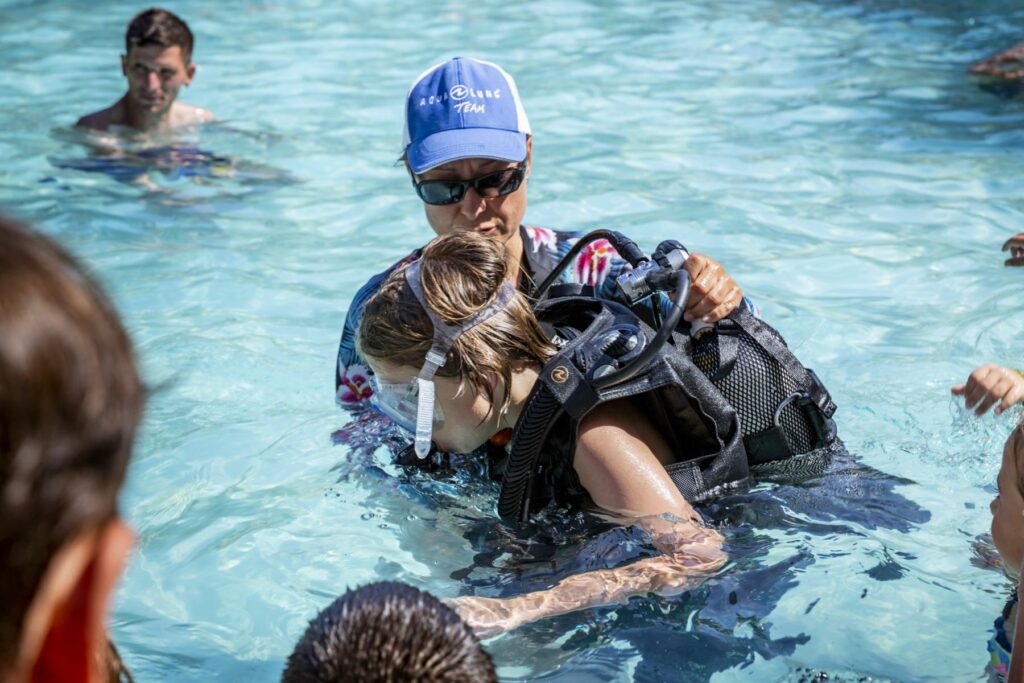 Découvrez la plongée avec les mini-baptêmes en piscine du camping.