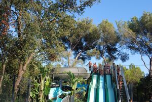 Pour des vacances au camping, 4 pistes de toboggans aquatiques