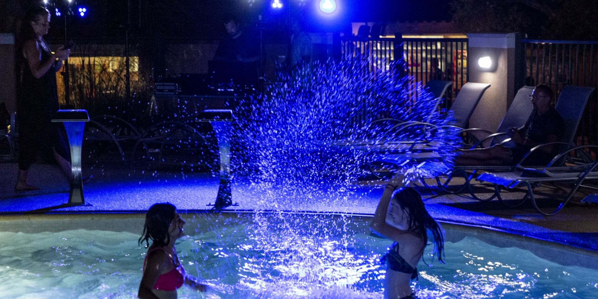 Au camping, pool party dans les piscines du parc aquatique