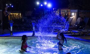 Au camping, pool party dans les piscines du parc aquatique