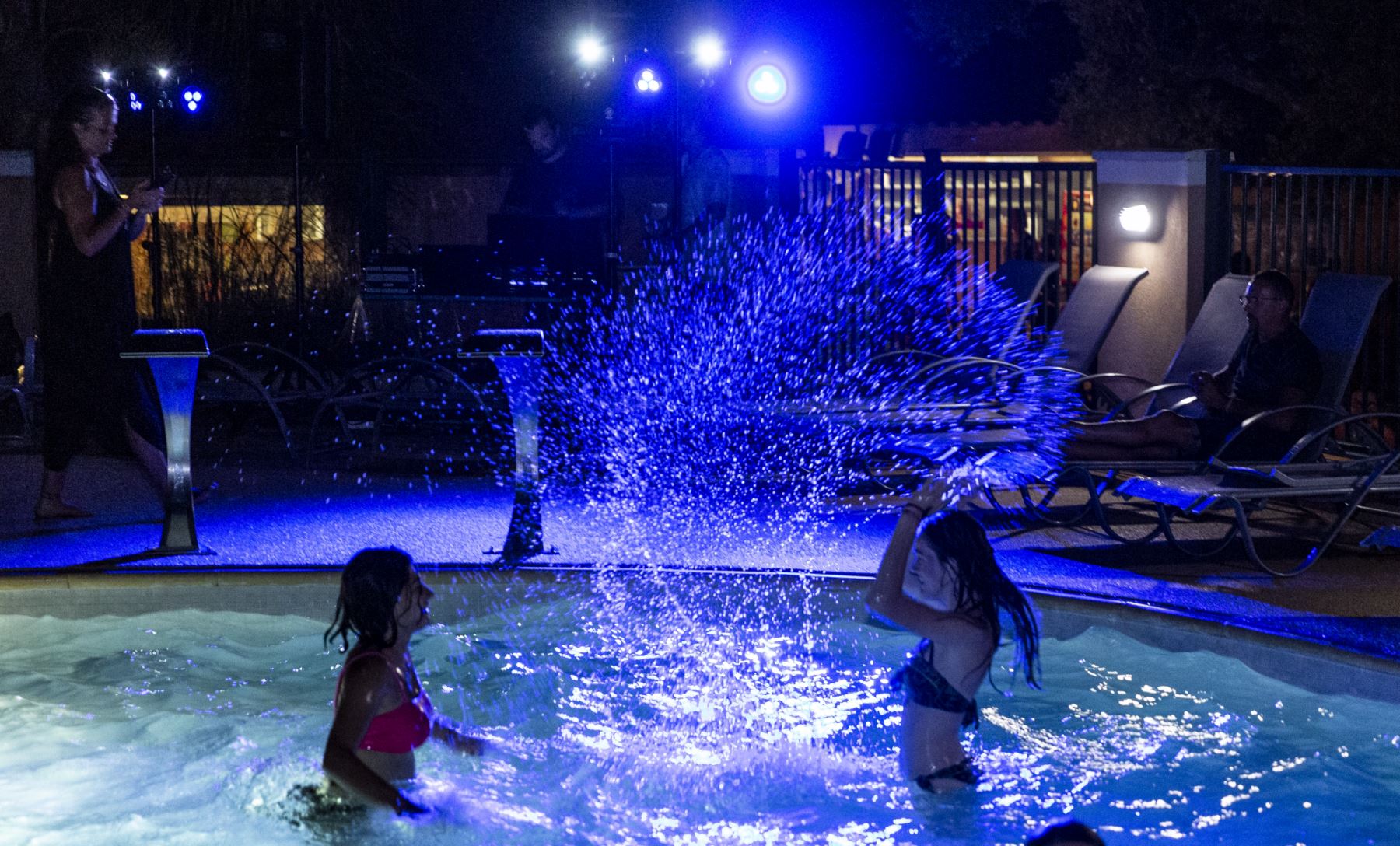 Au camping, pool party dans les piscines du parc aquatique