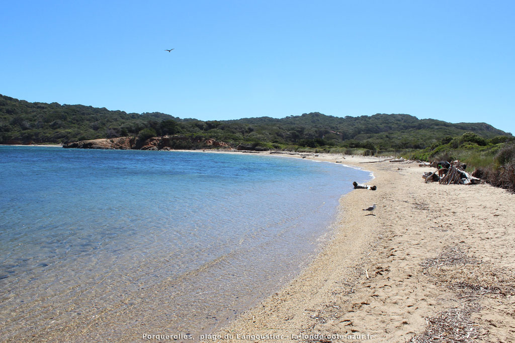 Plage sauvage sur le littoral varois