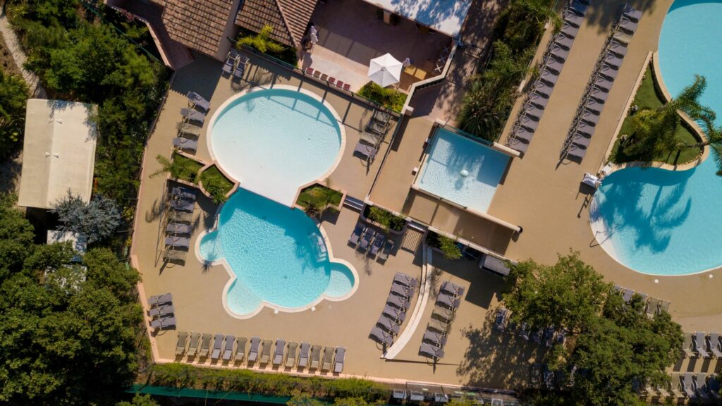 Piscines du camping 4 étoiles - vue aérienne