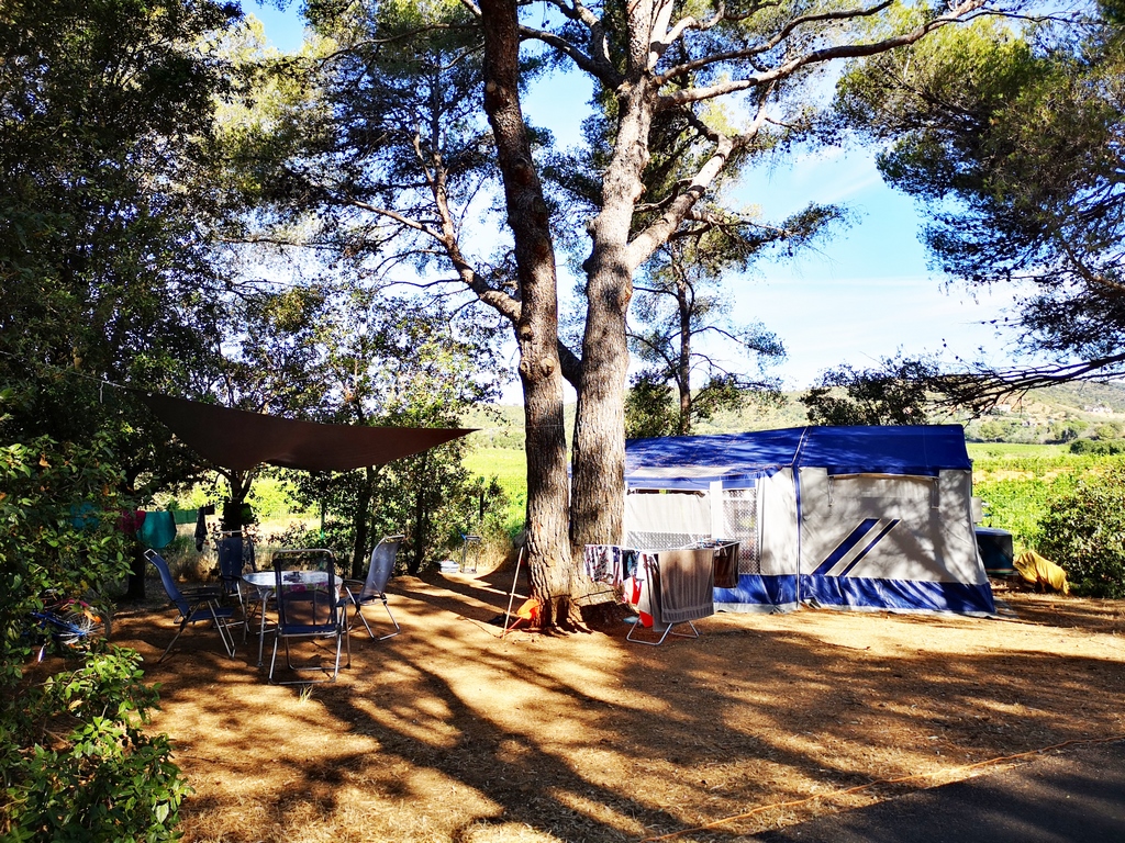 Camping pas cher dans le Var pour tente, caravane ou camping-car. Promotion sur emplacement caravaning en camping Côte d'Azur