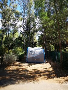 Tente ou petite caravane à installer sur ce joli emplacement de camping