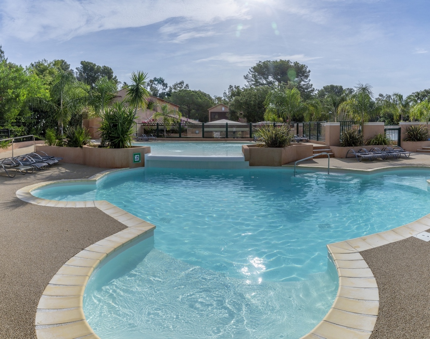 Piscine calme et zen avec jacuzzi en camping La Londe