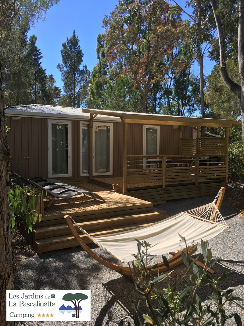 Détente au camping en mobile-home Premium grâce aux hamacs