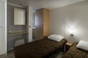 Confortable chambre aux lits jumeaux du mobile-home Patio®