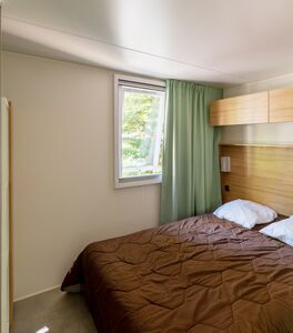 La chambre parentale du mobile-home climatisé Avantage®