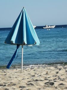 Parasol sur une plage de sable fin 