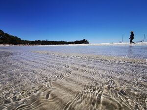 Personne les pieds dans l'eau plage de l'Estagnol