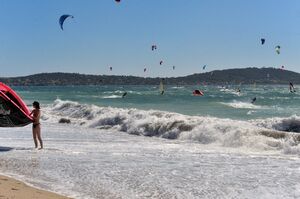 Vagues de mer près du camping var La Pascalinette