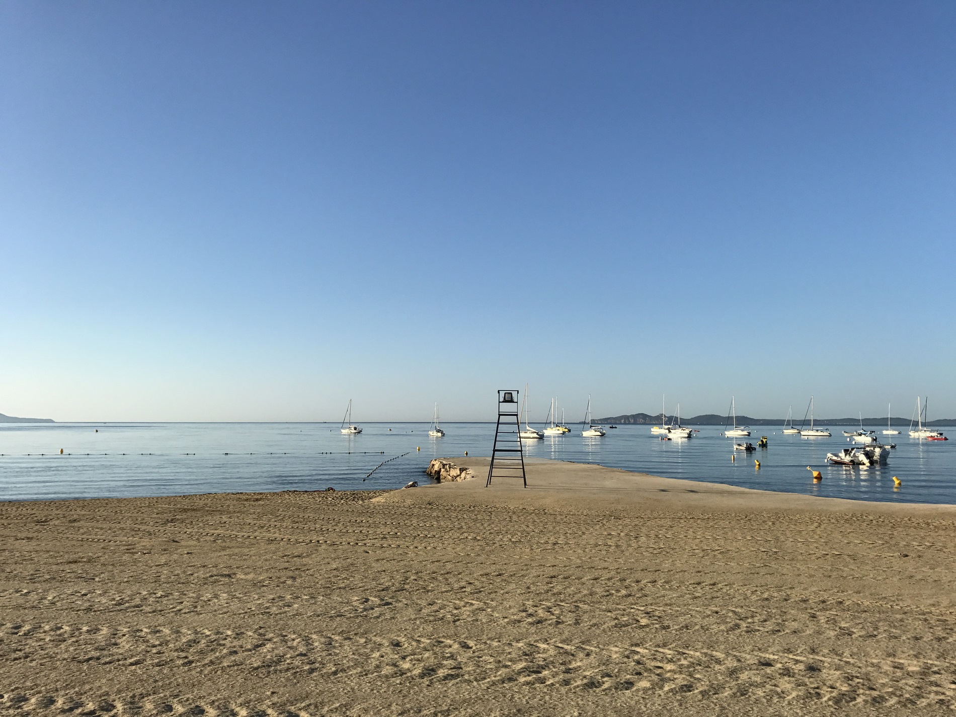 Plage de sable en bord de mer