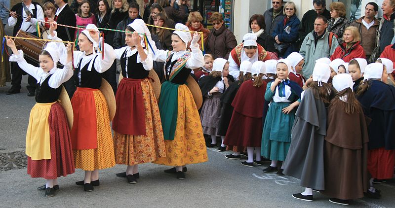 Fillettes en vêtement provençal