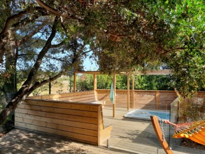 Vacances à 10 en mobile-home de luxe avec jacuzzi privatif dans camping du Var.