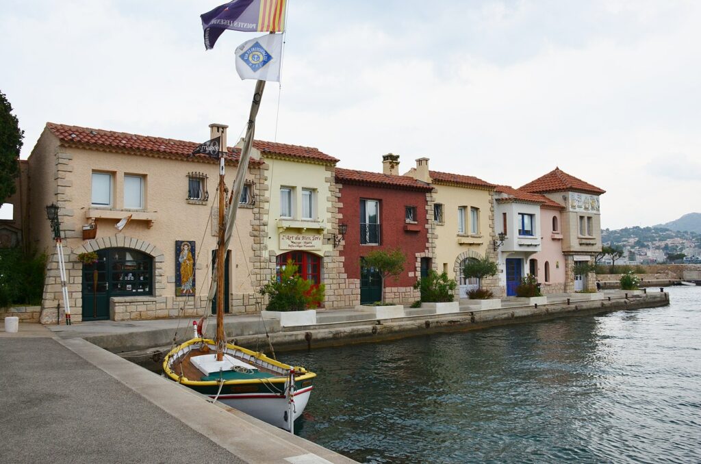 L’attribut alt de cette image est vide, son nom de fichier est 1631px-ILE_DE_BENDOR_Le_port_1-1024x678.jpg.