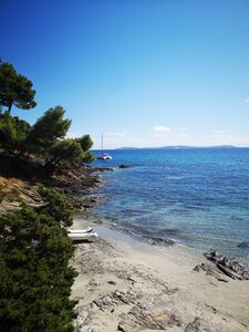 Plage de sable blanc dans le var