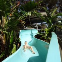 Espace aquatique avec toboggans pour petits et grands enfants. Toboggans dans le parc aquatique de notre camping proche du Lavandou.