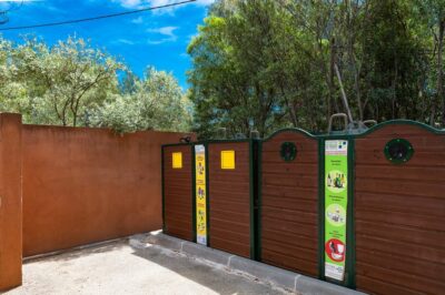 Milieuvriendelijke en duurzame camping in de Provence bakken om te recyclen van camping Les Jardins de la Pascalinette®