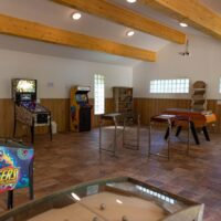 Babyfoot et air hockey dans la salle de jeux du camping