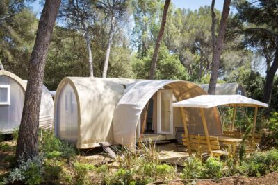 Bereits aufgestelltes und perfekt eingerichtetes Zelt auf einem Campingplatz im Departement Var