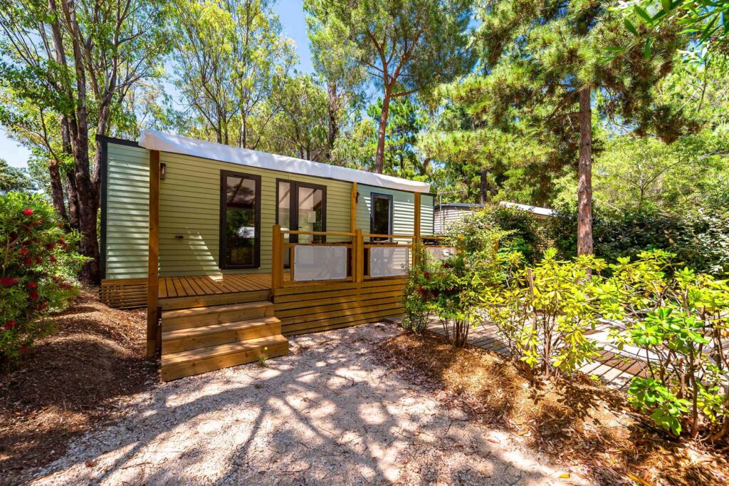 Deluxe, air-conditioned mobile home at our four-star campsite in the Var area, French Riviera-Côte d'Azur Camp in the heart of nature at Les Jardins de La Pascalinette ® in the Var, French Riviera-Côte d'Azur.